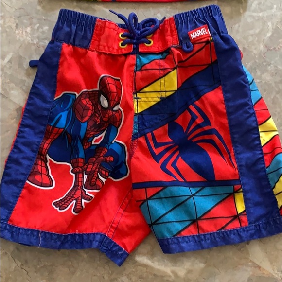 Spider-Man swim trunks and sun shirt - Picture 2 of 5